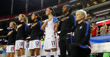 Megan Rapinoe (L) kneels during the national anthem prior to the match between the United States and the Netherlands, in Atlanta, U.S., Sept. 17, 2016. (AFP PHOTO)