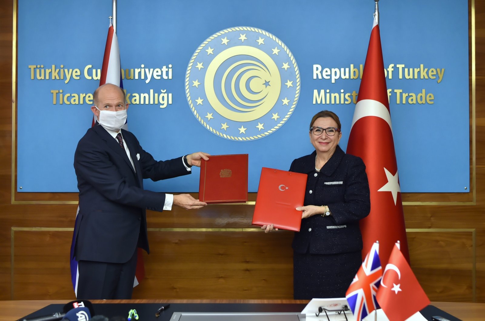 Trade Minister Ruhsar Pekcan (R) and the U.K.'s Ambassador to Ankara Dominick Chilcott are seen on the sidelines of the signing ceremony of the Turkey-U.K. free trade agreement in the capital Ankara, Turkey, Dec. 29, 2020. (AA Photo)
