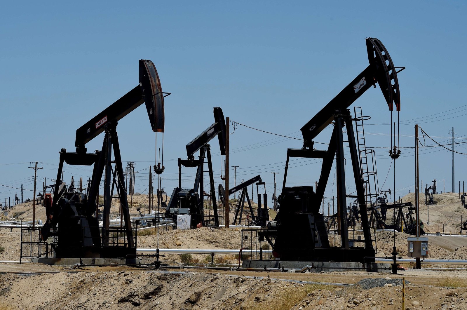 Pumpjacks can be seen at the Chevron section of the Kern River Oil Field near Bakersfield, California, U.S., June 24, 2015. (AFP Photo)