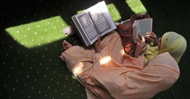 Two Kashmiri Muslim women read the Quran at the Shahi Hamdaan shrine on the first Friday of Ramadan in Srinagar on Aug. 5, 2011. (AFP Photo)