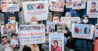 Members of the Muslim Uighur minority hold placards as they demonstrate in front of the Chinese Consulate in Istanbul, to ask for news of their relatives and to express their concern after China announced the ratification of an extradition treaty with Turkey, Dec. 30, 2020.(AFP Photo)