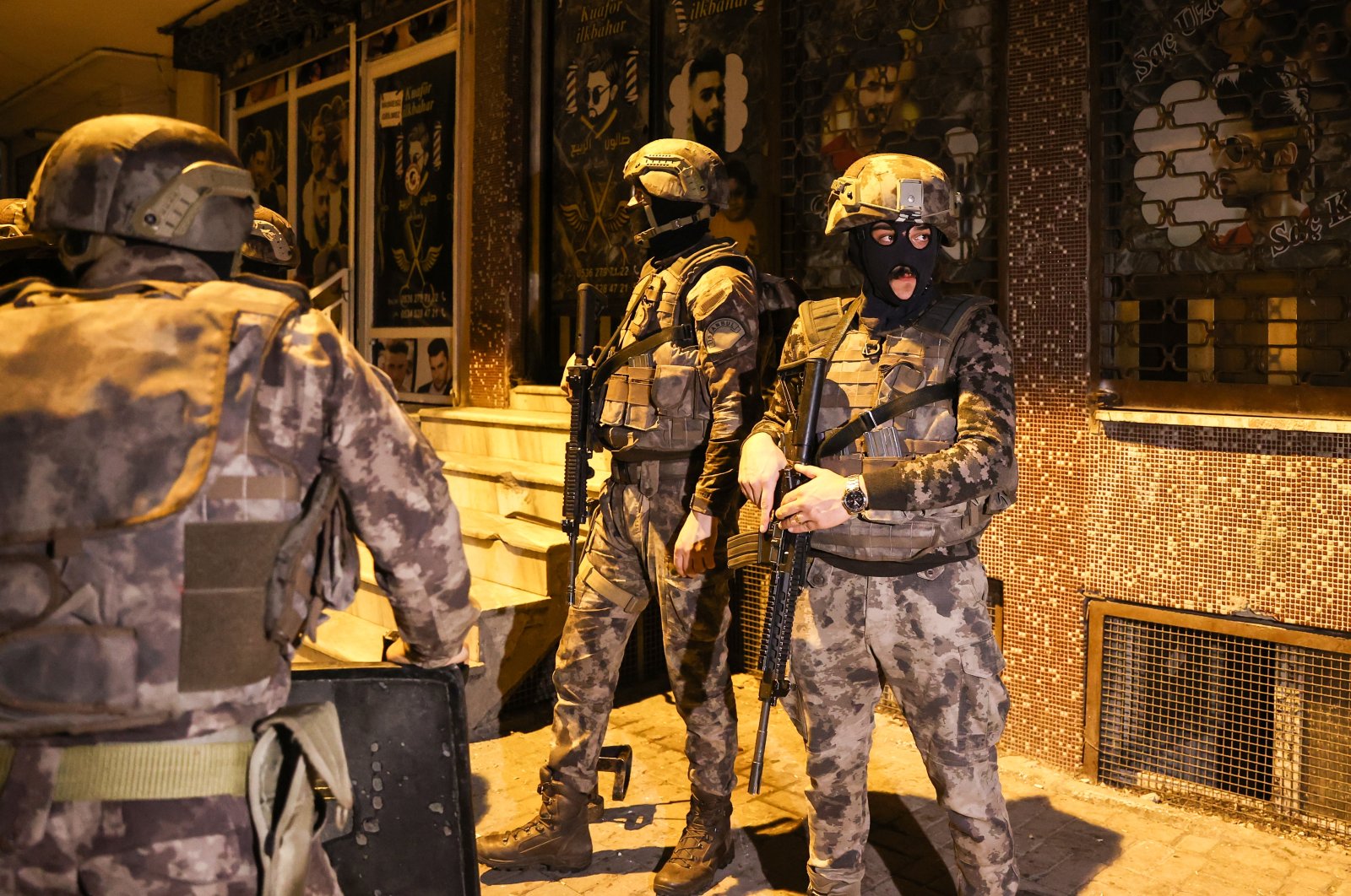 Turkish security forces conduct a raid to capture Daesh terrorists in Istanbul, Turkey, Dec. 30, 2020. (AA Photo)