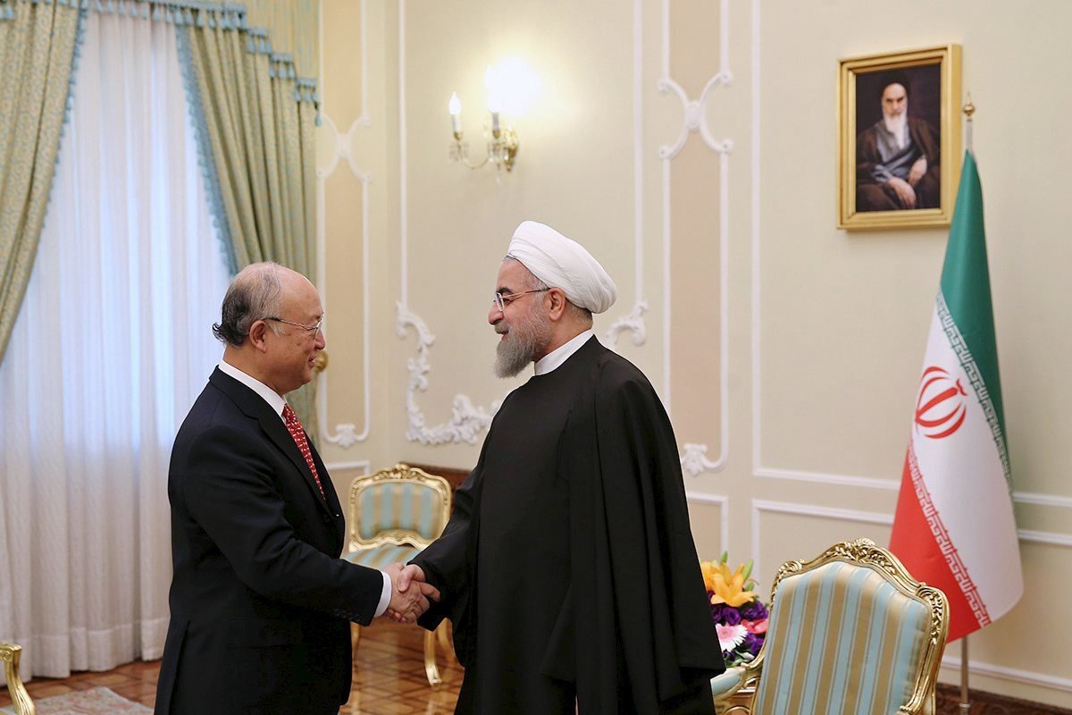 International Atomic Energy Agency (IAEA) Director General Yukiya Amano (L) shakes hand with Iran's President Hassan Rouhani during their meeting in Tehran, Sept. 20, 2015. (Reuters File Photo)