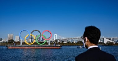 The Olympic rings are reinstalled at the waterfront, in Tokyo, Japan, Dec. 1, 2020. (AFP PHOTO) 