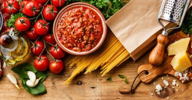 With a bit of garlic, tomato and parmesan, you can turn your spaghetti into a truly delicious dish. (Shutterstock Photo)