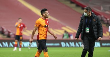 Galatasaray's Radamel Falcao (L) leaves the pitch after an injury during the Süper Lig match against Antalyaspor, Jan. 2, 2021. (AA Photo)

