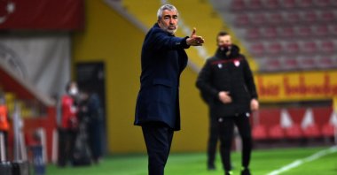 Coach Samet Aybaba reacts during a Süper Lig match against Beşiktaş, in Kayseri, Turkey, Jan. 3, 2021. (AA Photo)
