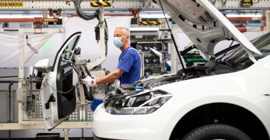 A worker wears a protective mask at the Volkswagen assembly line after Volkswagen restarted Europe’s largest car factory after a coronavirus shutdown in Wolfsburg, Germany, April 27, 2020. (Reuters Photo)