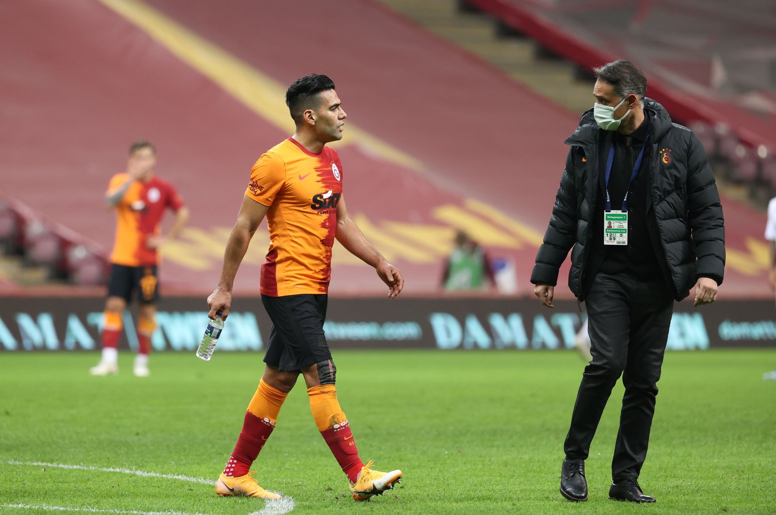 Galatasaray's Radamel Falcao (L) leaves the pitch after an injury during the Süper Lig match against Antalyaspor, Jan. 2, 2021. (AA Photo)
