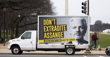 A mobile billboard featuring WikiLeaks founder Julian Assange reads "Don't Extradite Assange," in front of the Washington Monument, Washington, D.C., U.S., Jan. 4, 2021. (EPA Photo)
