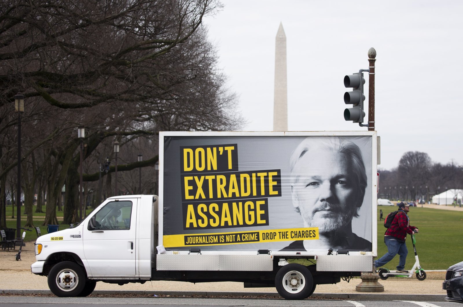 A mobile billboard featuring WikiLeaks founder Julian Assange reads "Don't Extradite Assange," in front of the Washington Monument, Washington, D.C., U.S., Jan. 4, 2021. (EPA Photo)