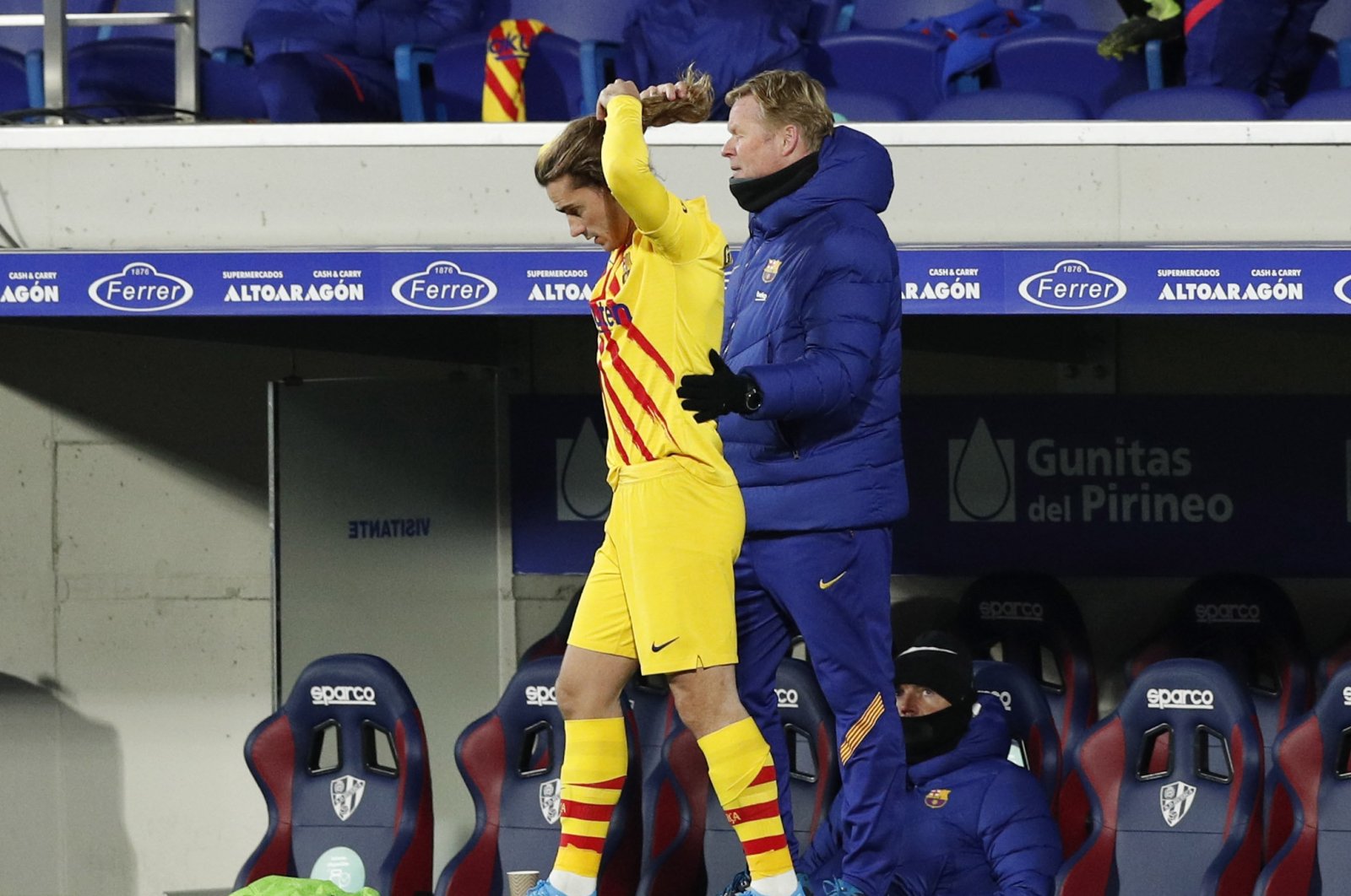 Barcelona coach Ronald Koeman (R) and Antoine Griezmann (L) during a match between Huesca and Barcelona, in Huesca, Spain, Jan. 3, 2021. (REUTERS PHOTO)