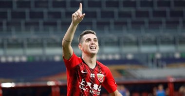 Shanghai SIPG's Oscar gesturing to fans during a Chinese Super League football match against Beijing Guoan, in Suzhou, China, Aug. 22, 2020. (AFP Photo)
