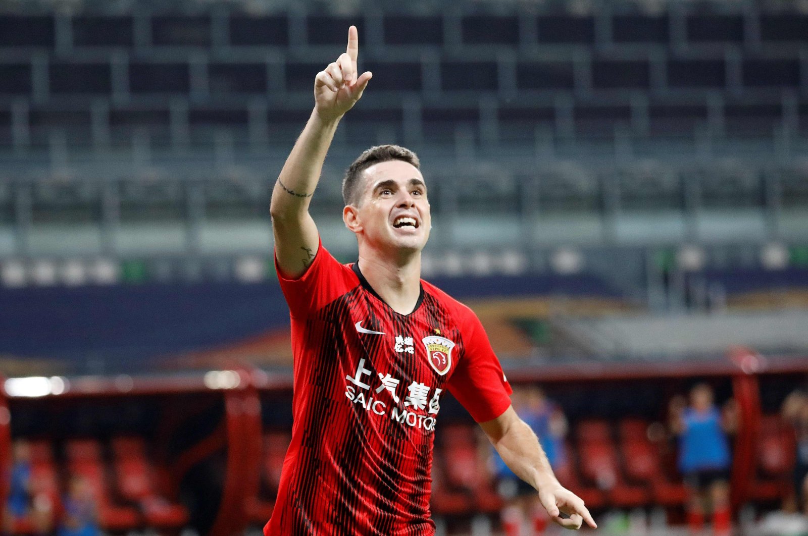 Shanghai SIPG's Oscar gesturing to fans during a Chinese Super League football match against Beijing Guoan, in Suzhou, China, Aug. 22, 2020. (AFP Photo)
