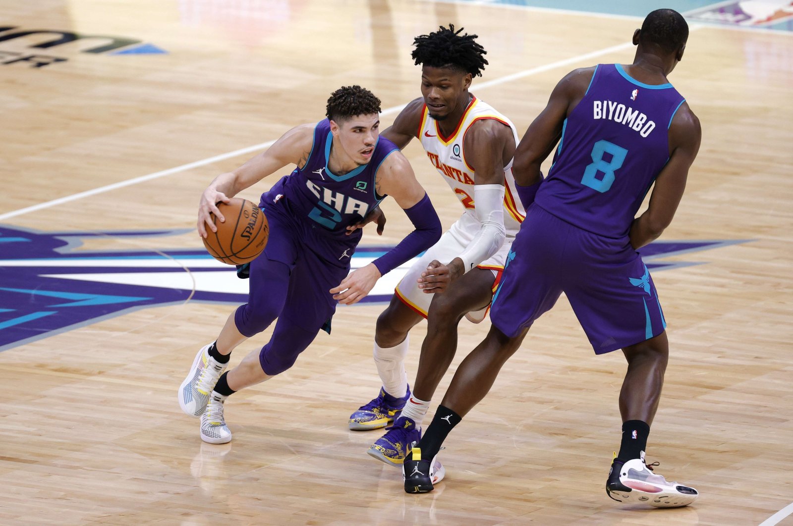 Charlotte Hornets' LaMelo Ball drives to the basket against Atlanta Hawks' Cam Reddish during an NBA game at the Spectrum Center in Charlotte, North Carolina, U.S., Jan. 9, 2021. (AFP Photo)
