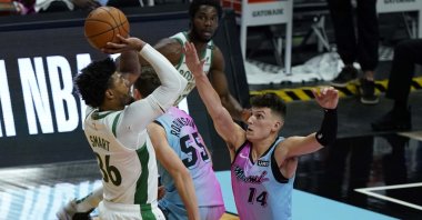 Boston Celtics' Marcus Smart (L) drives to the basket over Miami Heat's Tyler Herro during an NBA game, in Miami, Florida, U.S., Jan. 6, 2021. (AP Photo)