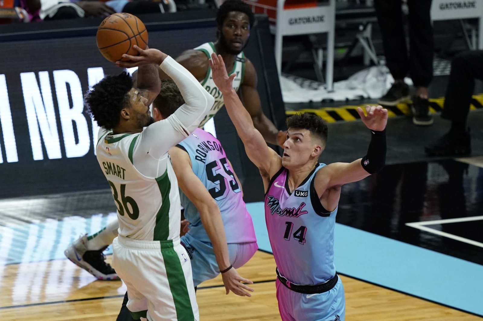 Boston Celtics' Marcus Smart (L) drives to the basket over Miami Heat's Tyler Herro during an NBA game, in Miami, Florida, U.S., Jan. 6, 2021. (AP Photo)