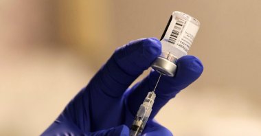 In this file photo a pharmacist fills a syringe to prepare a dose of the Pfizer-BioNTech Covid-19 vaccine for front-line health care workers at a vaccination site at Torrance Memorial Medical Center in Torrance, California on Dec. 19, 2020. (AFP Photo)