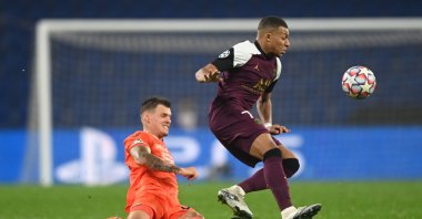 Istanbul Başaksehir's Martin Skrtel in action with Paris Saint-Germain's Kylian Mbappe in a Champions League Group H game, in Istanbul, Turkey, Oct. 28, 2020. (Reuters Photo)
