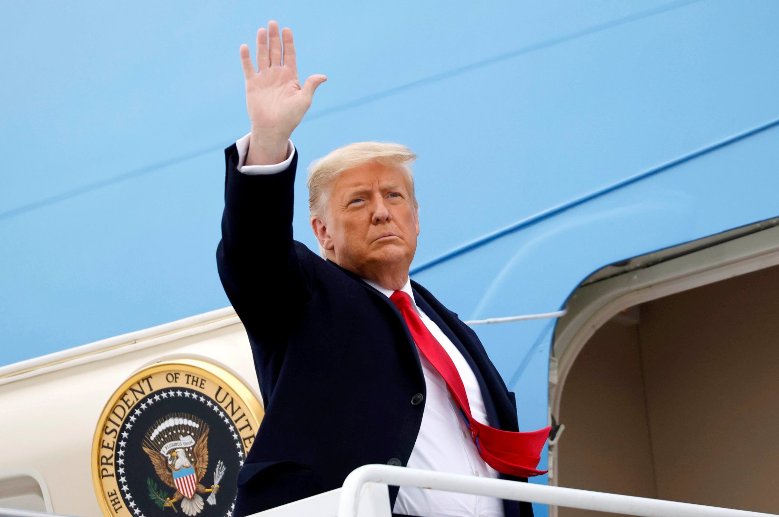 U.S. President Donald Trump salutes as he boards Air Force One at Valley International Airport after visiting the U.S.-Mexico border wall, in Harlingen, Texas, U.S., Jan. 12, 2021. (Reuters Photo)