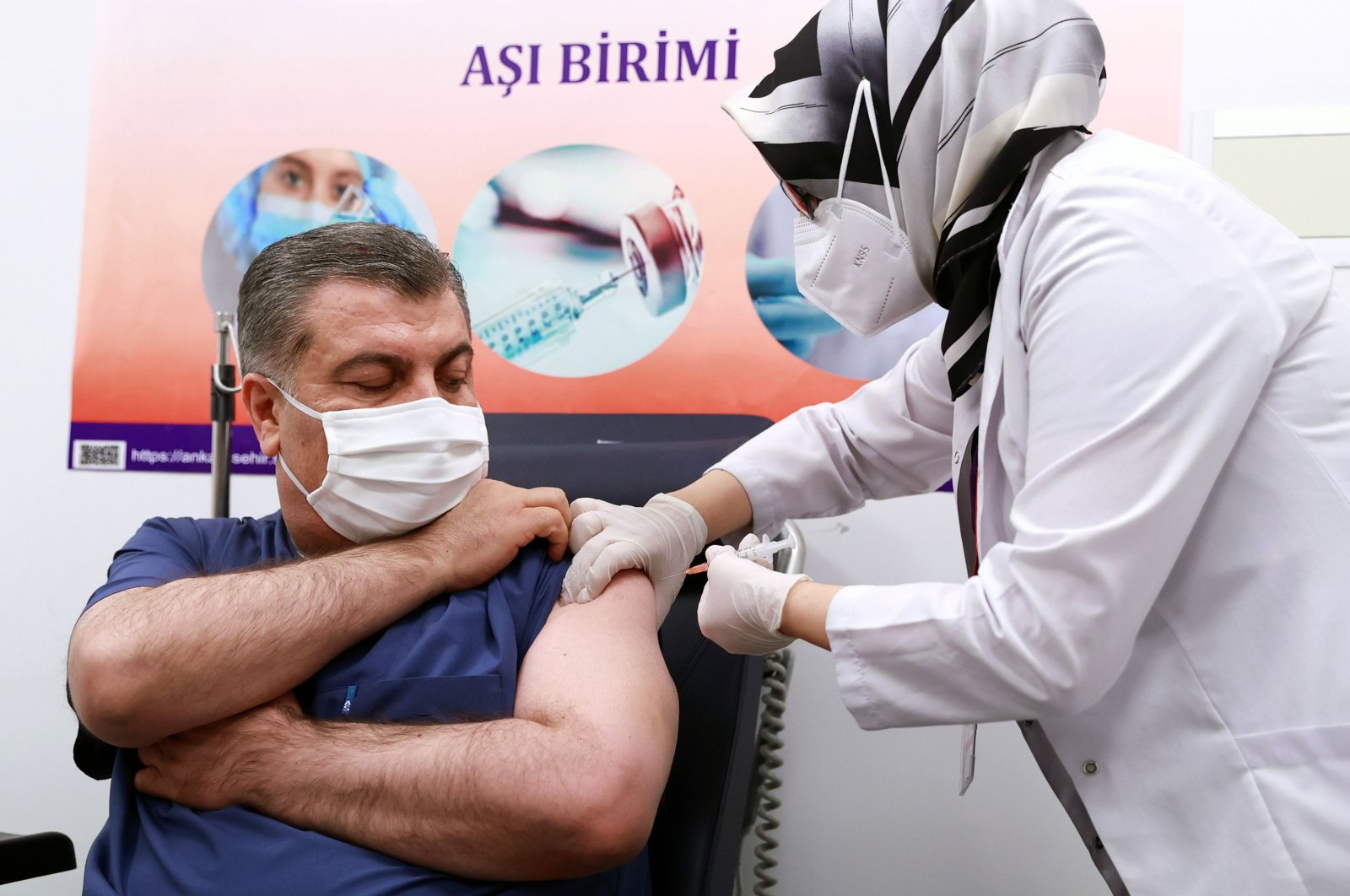 Turkey's Health Minister Fahrettin Koca receives a dose of Sinovac's COVID-19 vaccine at Ankara City Hospital, in Ankara, Turkey, Jan. 13, 2021. (AFP Photo)
