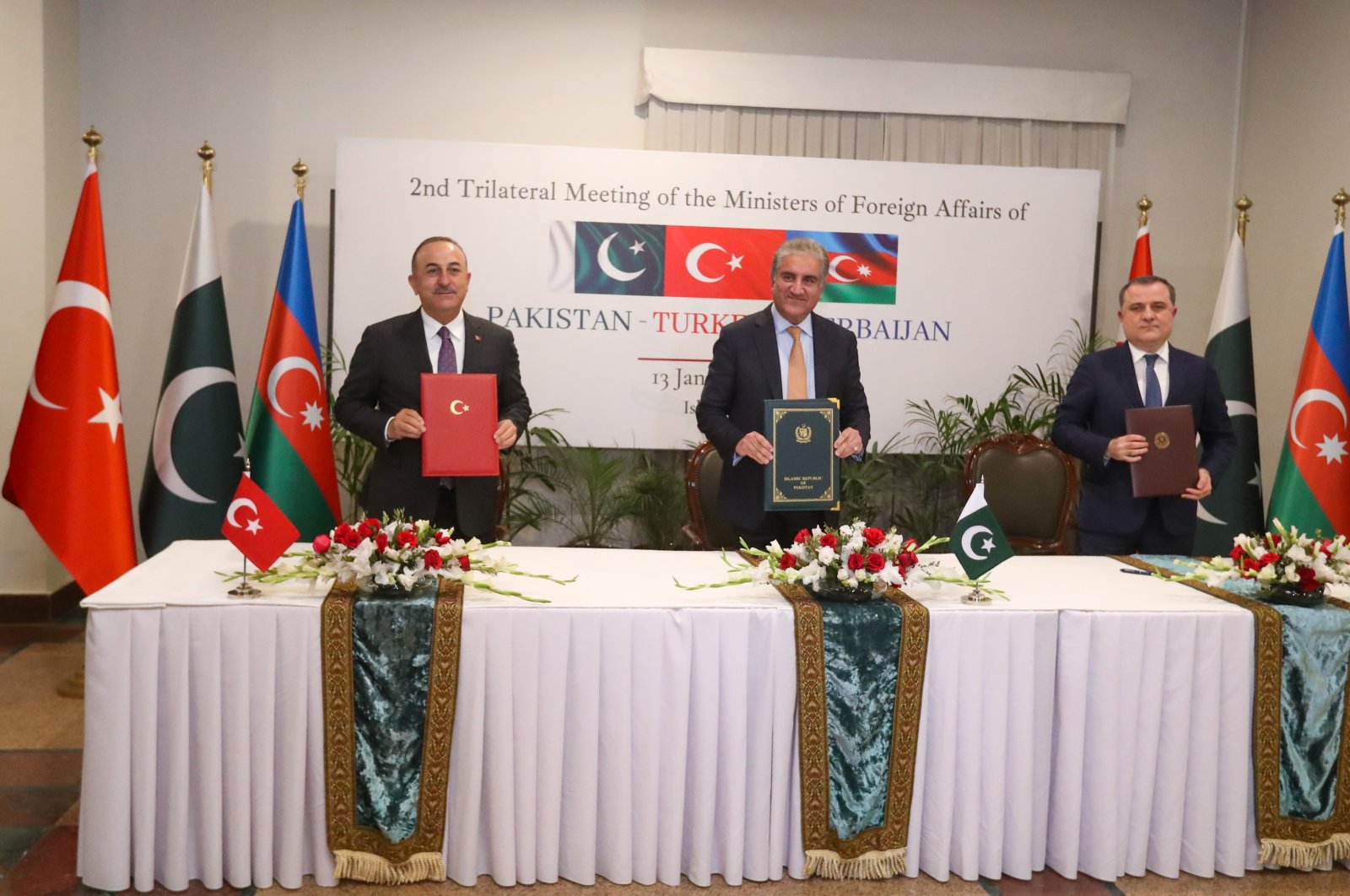 Foreign Minister Mevlüt Çavuşoğlu (L), Pakistani Foreign Minister Shah Mahmood Qureshi (C) and Azerbaijani Foreign Minister Jeyhun Bayramov attend a trilateral meeting in the capital Islamabad, Pakistan, Jan. 13, 2020. (AA Photo)