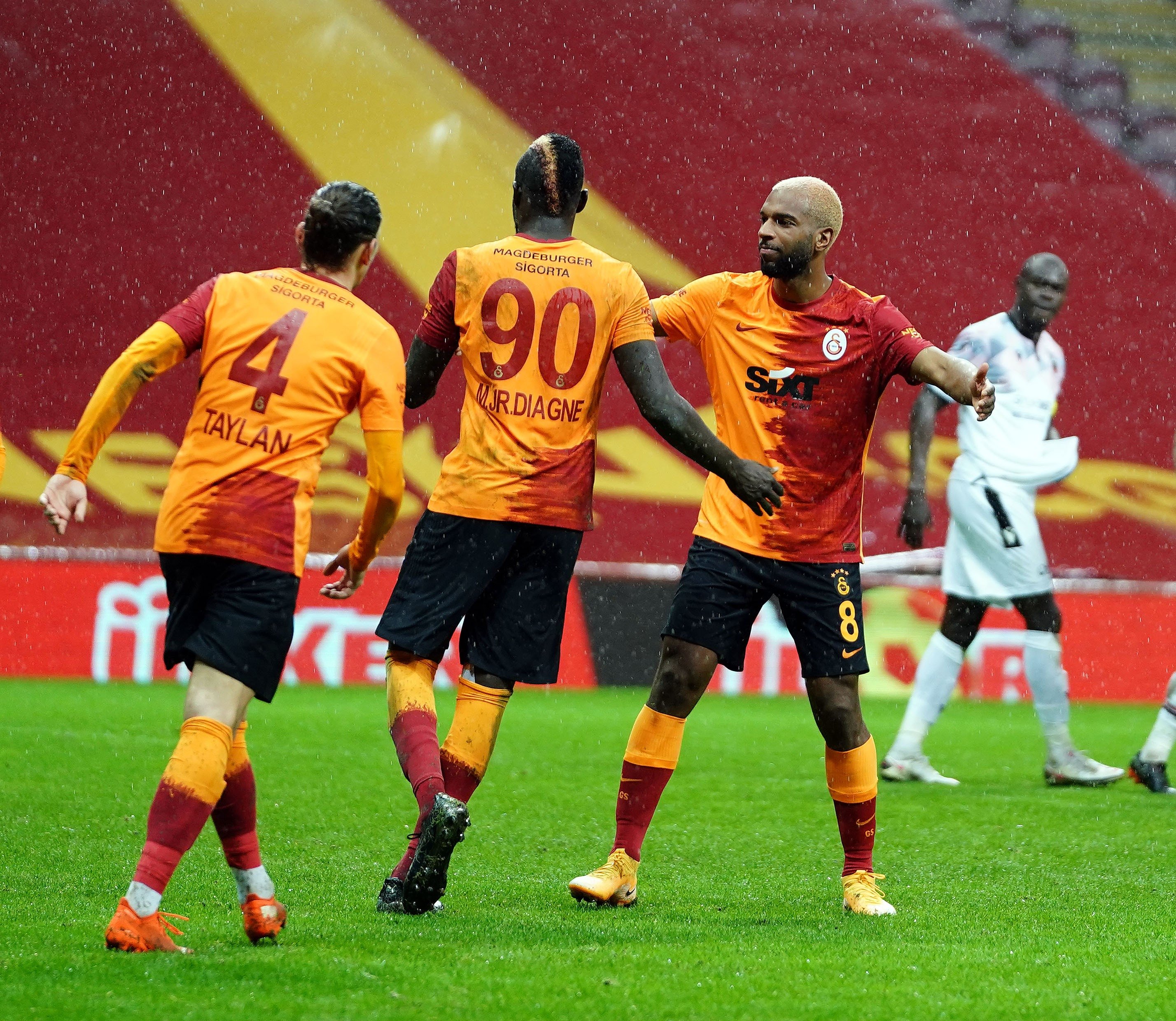 ISTANBUL, TURKEY - OCTOBER 25: players of Besiktas JK celebrate the win  during the Super Lig match between Besiktas and Galatasaray at Vodafone  Park on October 25, 2021 in Istanbul, Turkey (Photo