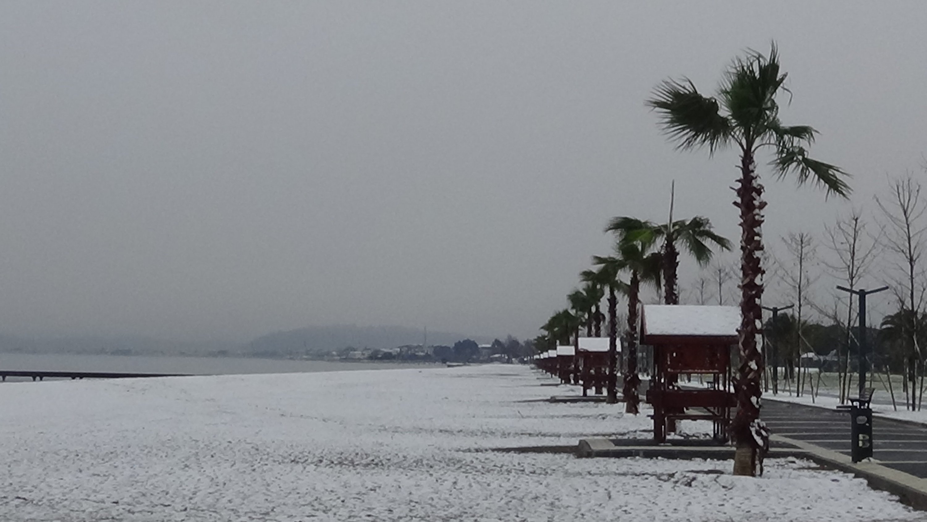 The beaches of Akçay coastal resort of Edremit district are covered in snow, in western Turkey, on Jan. 16, 2021. (IHA Photo)