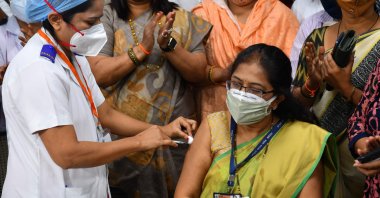 A medical worker inoculates a woman with a COVID-19 vaccine at a hospital in Mumbai, India, Jan. 16, 2021. (AFP Photo)