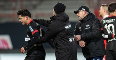 Bayer Leverkusen's German midfielder Nadiem Amiri (L) walks away from Union Berlin's head coach Urs Fischer (2nd from R) during the Bundesliga football match between Union Berlin and Bayer Leverkusen in Berlin, Jan. 15, 2021. (AFP Photo)