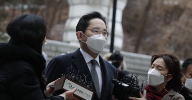 Samsung Electronics Vice Chairman Lee Jae-yong is questioned by reporters upon his arrival at the Seoul High Court in Seoul, South Korea, Jan. 18, 2021. (AP Photo)