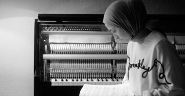 Büşra Kayıkçı focuses on modern classics and minimalist music in her performances. 