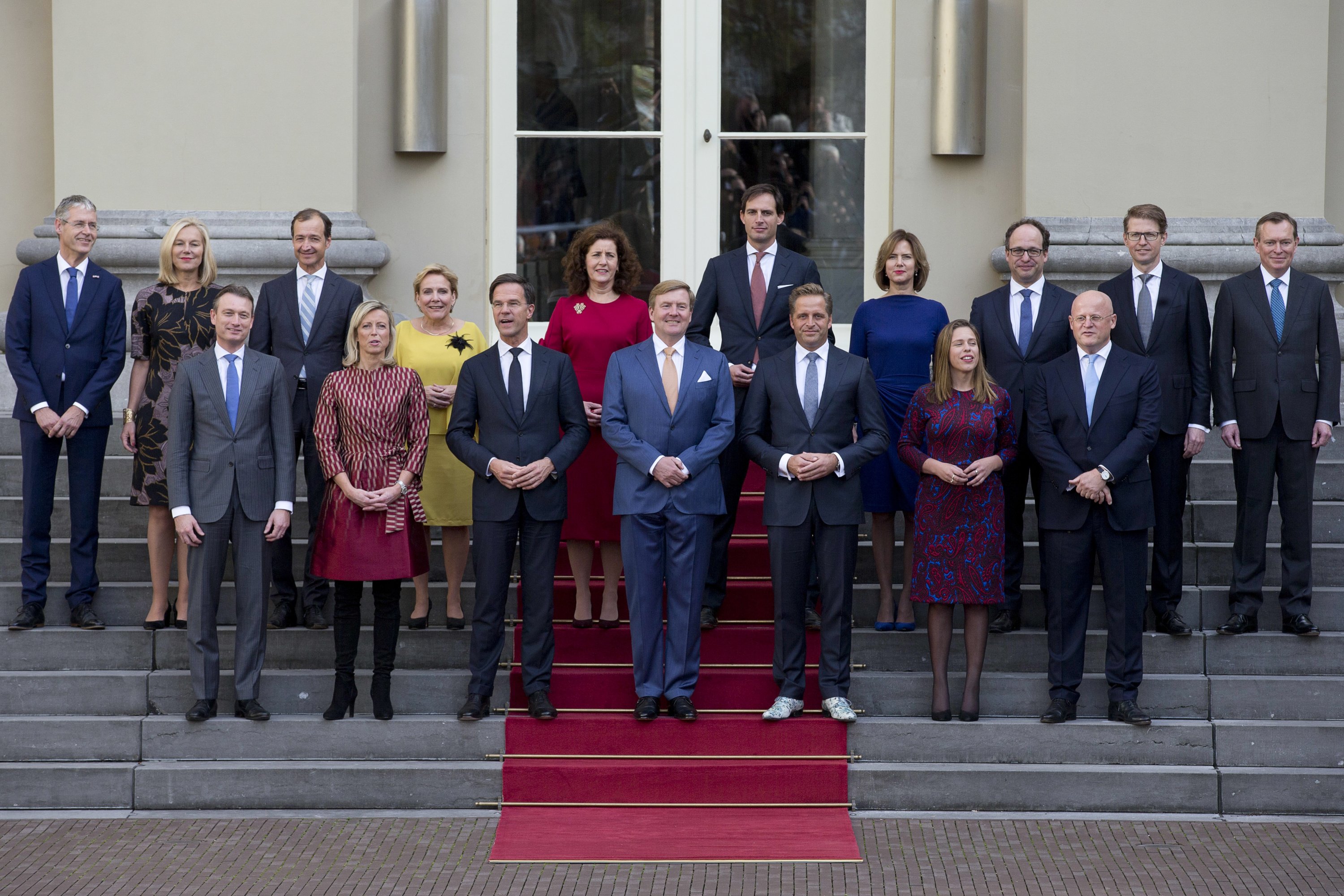 Prime Minister Mark Rute (center L) and Dutch King Willem-Alexander (center) pose with ministers for an official photo of the new Dutch government on the steps of the Royal Palace Noordeinde in The Hague, Netherlands, Oct. 26, 2017. (AP)