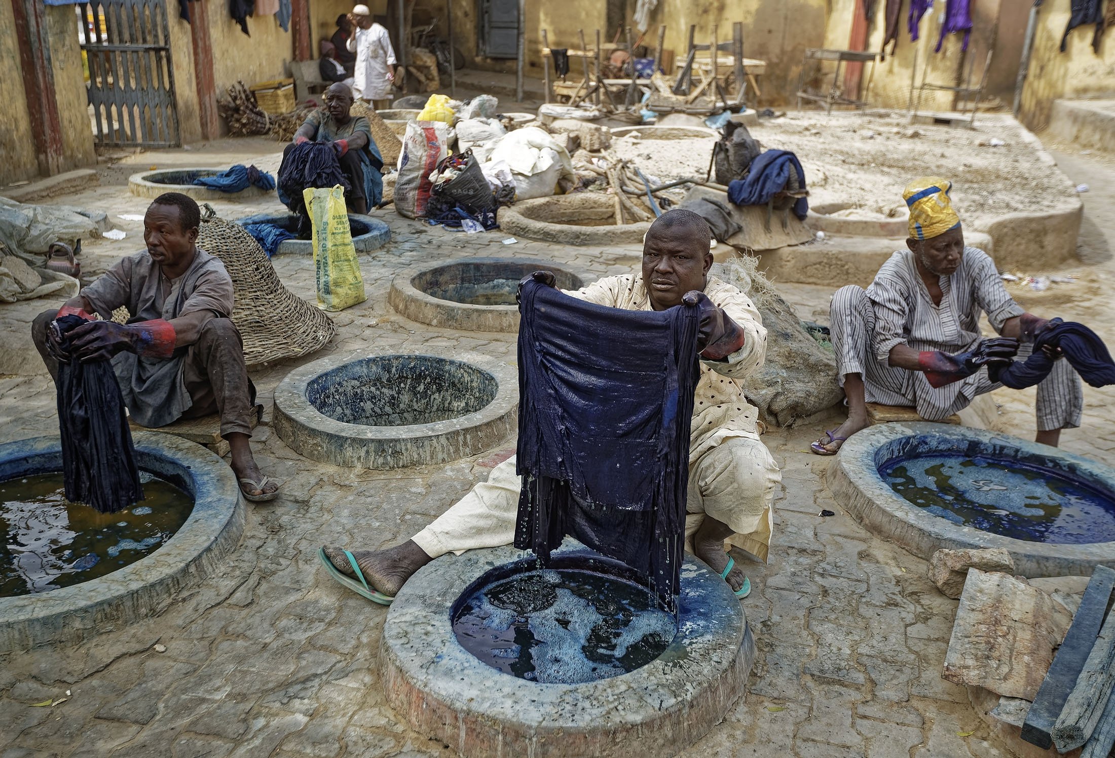 AFRICA BY DESIGN  Kofa Mata Dye Pit, Kano Nigeria 