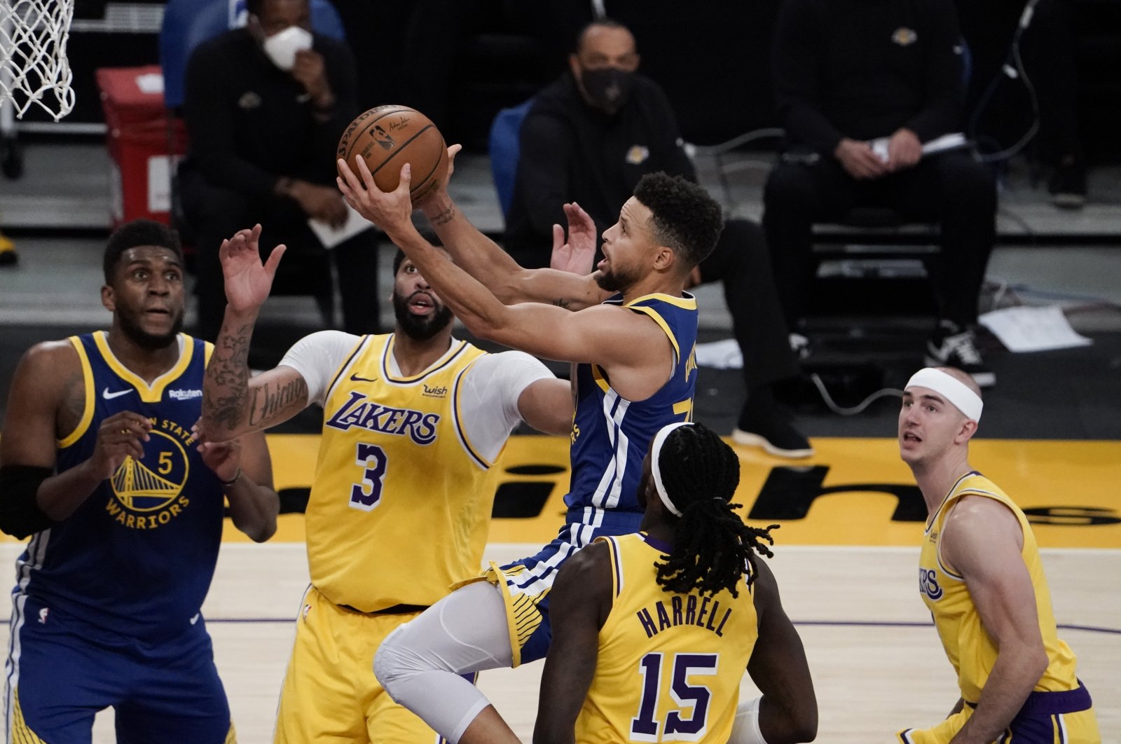 Golden State Warriors' Stephen Curry (C) drives to the basket during the second half of an NBA basketball game against the Los Angeles Lakers, Jan. 18, 2021. (AP Photo)