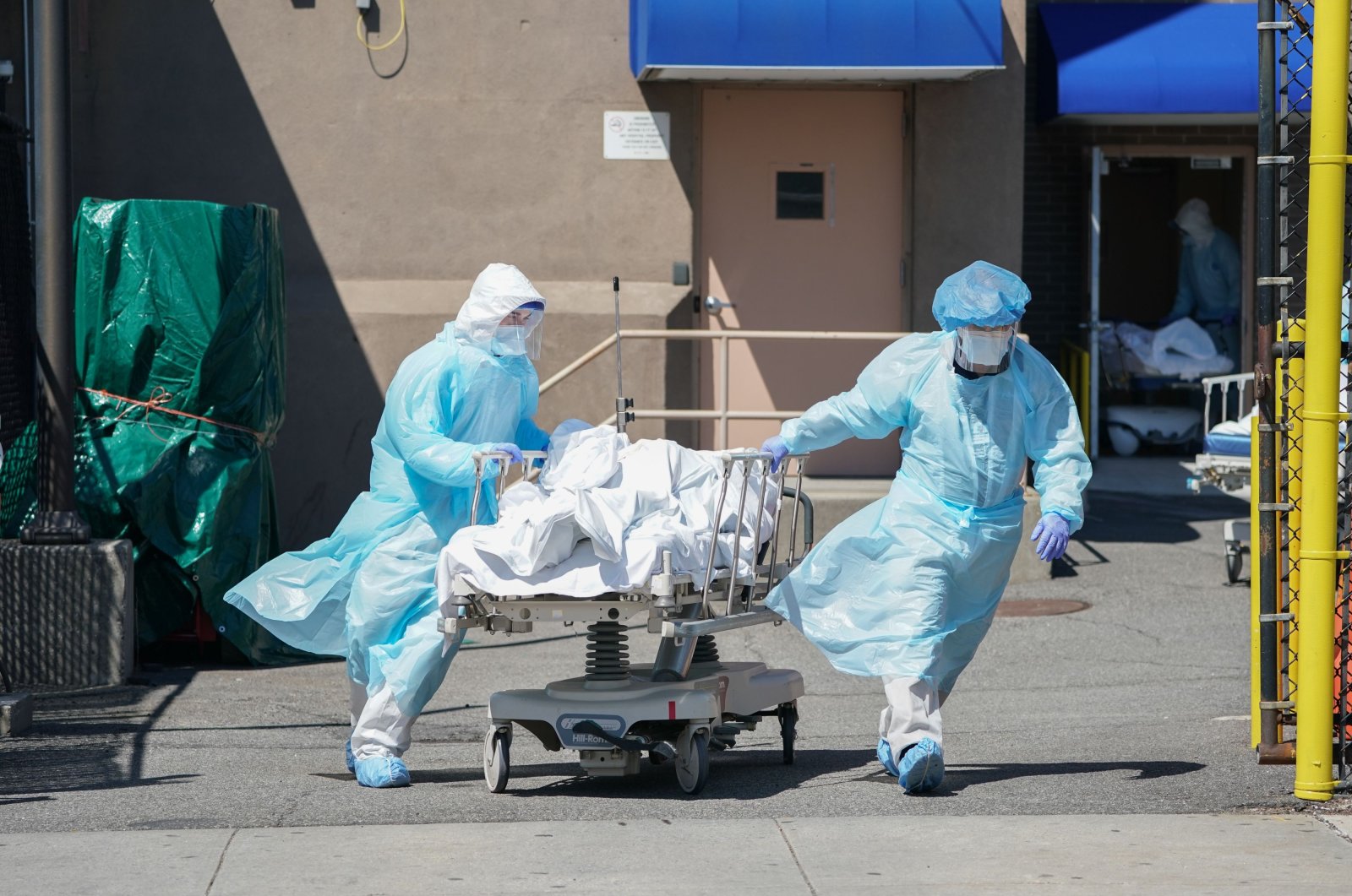 Bodies are moved to a refrigeration truck serving as a temporary morgue at Wyckoff Hospital in the Borough of Brooklyn, New York City, April 6, 2020. (AFP Photo)
