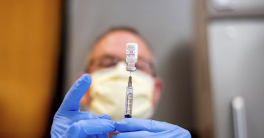 Pharmacist Brian Kiefer draws saline while preparing a dose of Pfizer's COVID-19 vaccine at UC Davis Health in Sacramento, Calif, USA, Jan. 12, 2021. (AP Photo)