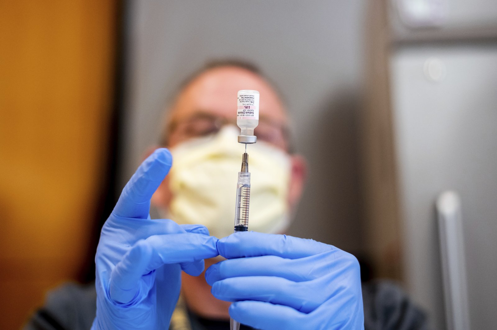 Pharmacist Brian Kiefer draws saline while preparing a dose of Pfizer's COVID-19 vaccine at UC Davis Health in Sacramento, Calif, USA, Jan. 12, 2021. (AP Photo)