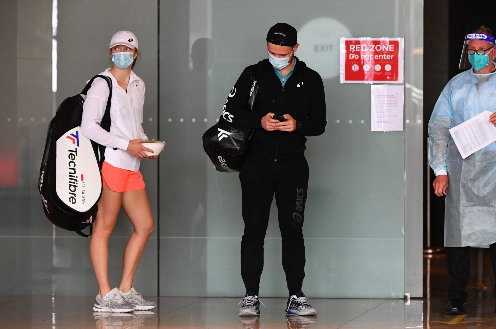 Tennis players leave their hotel for a practice session as some players are allowed to train while quarantining for two weeks ahead of the Australian Open tennis tournament, in Melbourne, Jan. 20, 2021. (AFP Photo)
