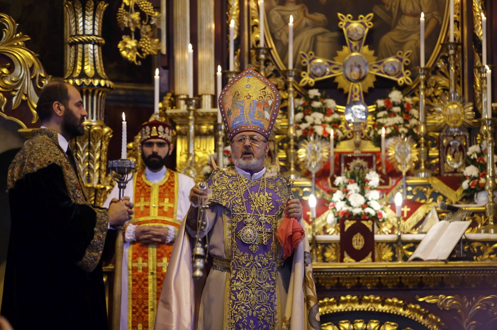 Archbishop Aram Ateşyan (C), the former general vicar of the Armenian Patriarch in Turkey, holds a mass at Surp Asdvadzadzin Patriarchal Church as part of events to commemorate the Armenian losses during the 1915 events at the centennial ceremony, Istanbul, Turkey, April 24, 2015. (Reuters Photo) 