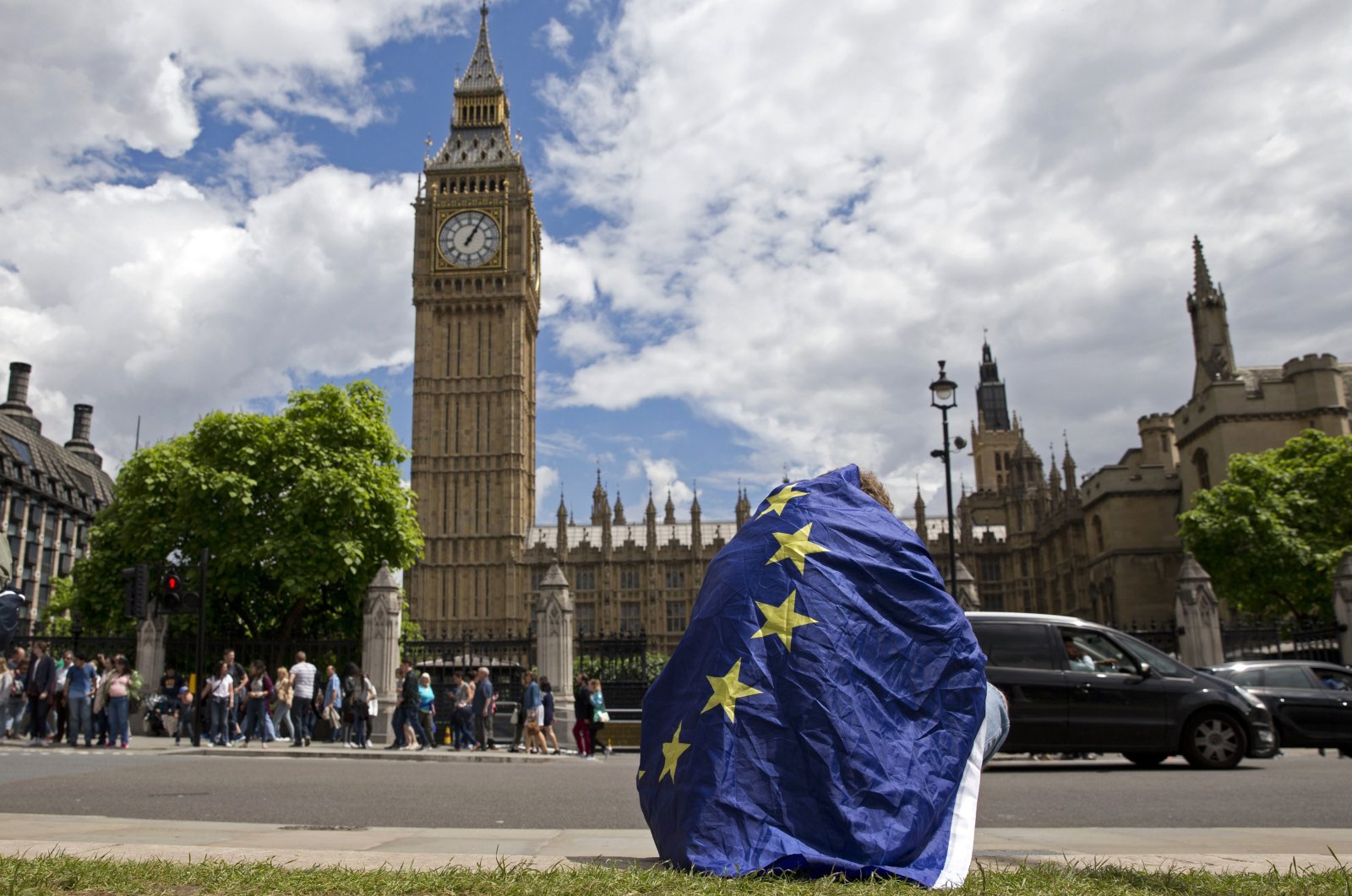 A demonstrator draped in a European Union flag sits on the ground during a protest against the outcome of the U.K.'s June 23 referendum on the EU, in central London, Britain, June 25, 2016. (AFP Photo)