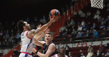 Anadolu Efes' Shane Larkin (L) attempts a shot in a THY EuroLeague match against Zenit, Sibur Arena, St. Petersburg, Russia, Jan. 21, 2021. 
