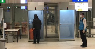 A passenger arriving from London is tested for the coronavirus at Istanbul Airport, in Istanbul, Turkey, Dec. 21, 2020. (AA Photo)