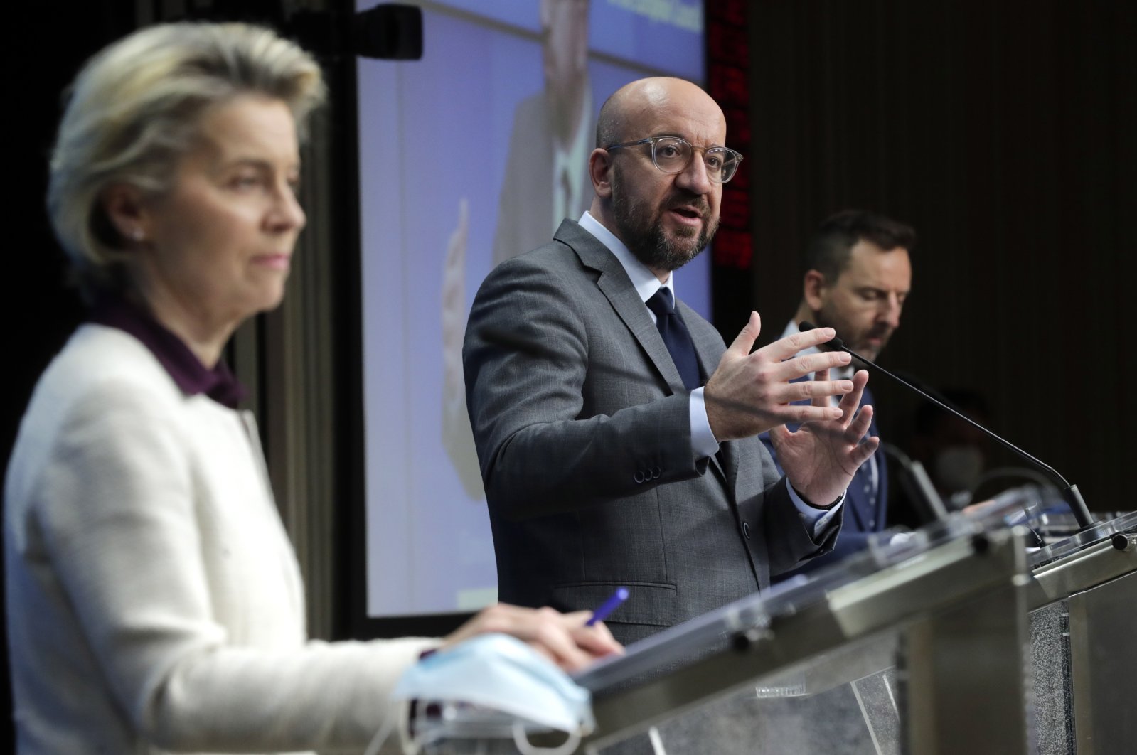 European Commission President Ursula von der Leyen (L) and European Council President Charles Michel (R) give a press conference after a video conference of the members of the European Council, in Brussels, Belgium, Jan. 21, 2021. (EPA Photo)