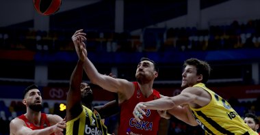 Fenerbahçe's Dyshawn Pierre (2nd L) vies for the ball with CSKA Moscow's Nikola Milutinov (C) in the THY EuroLeague, at the Megasport Arena, Moscow, Russia, Jan. 22, 2021. (AA Photo)