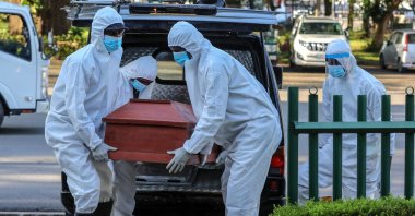 Municipal workers carry a coffin of a coronavirus-related victim to the crematorium at the public cemetery in Colombo, Sri Lanka, Jan. 22, 2021. (EPA Photo)