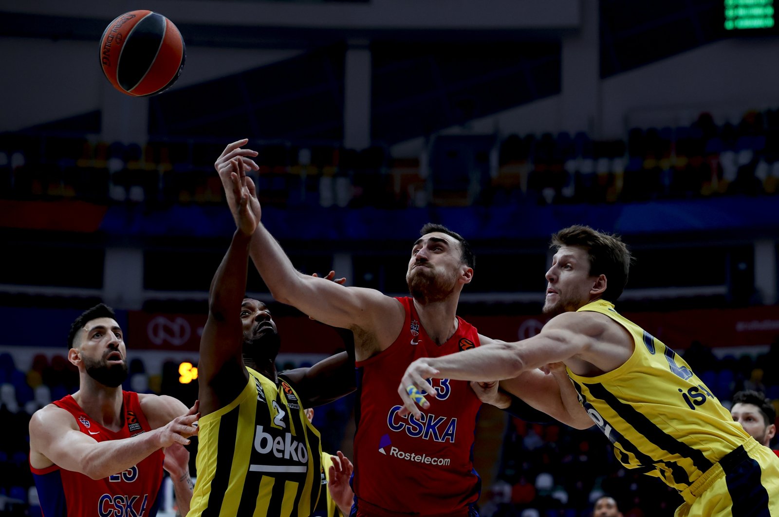 Fenerbahçe's Dyshawn Pierre (2nd L) vies for the ball with CSKA Moscow's Nikola Milutinov (C) in the THY EuroLeague, at the Megasport Arena, Moscow, Russia, Jan. 22, 2021. (AA Photo)