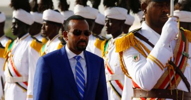 Ethiopian Prime Minister Abiy Ahmed reviews the honor guard following his arrival for an official visit, in Khartoum, Sudan, May 2, 2018. (AFP Photo)