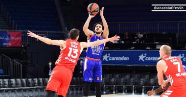Anadolu Efes' point guard Shane Larkin (C) shoots against Crvena Zvezda in a THY EuropeaLeague match at the Sinan Erdem Sports Center, Istanbul, Turkey, Jan. 26, 2021.