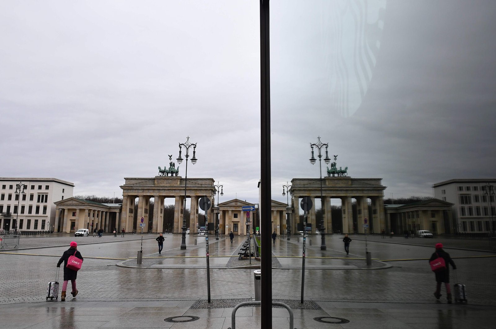 The near-empty Pariser Platz square in front of the landmark Brandenburg Gate (Brandenburger Tor), Berlin, Germany, Jan. 22, 2021. (AFP Photo)